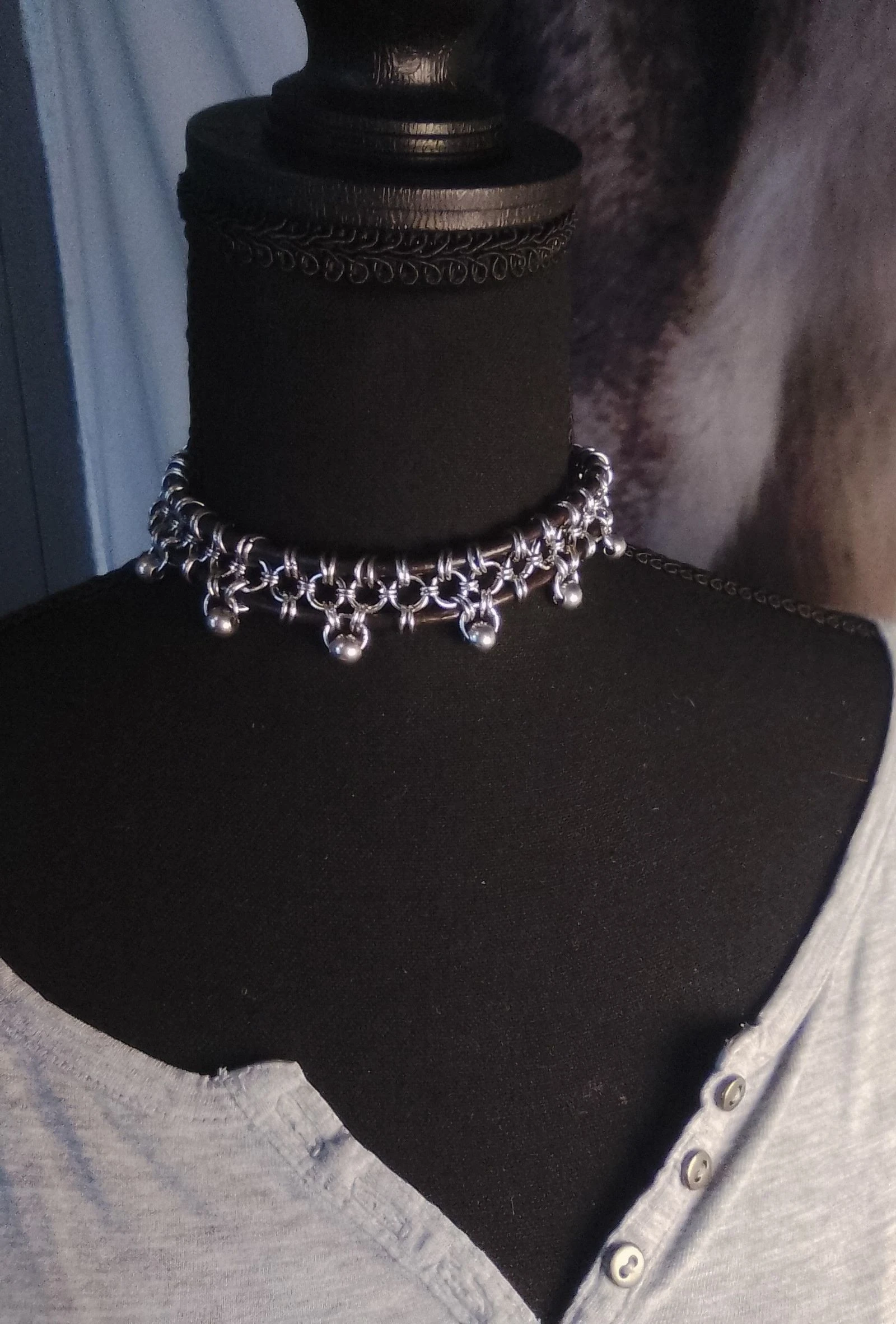Collier choker décolleté cuir et chainmail japonais unisexe
